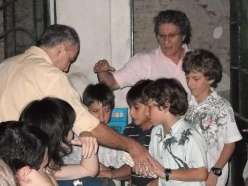 023 los chicos recogiendo las velas