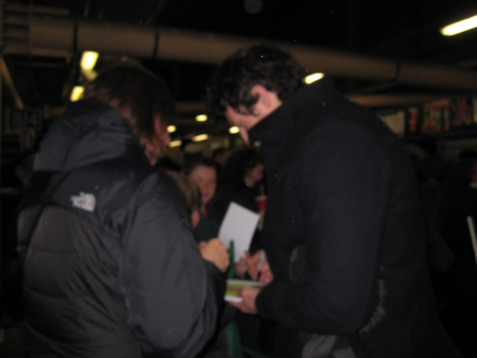 05 firmando autógrafos
