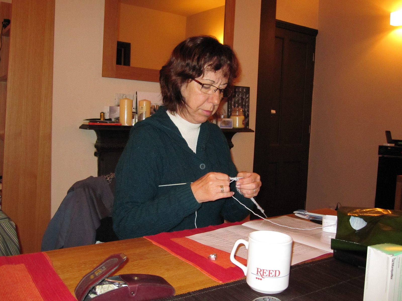 006 la abuela teje una manta para Catalina