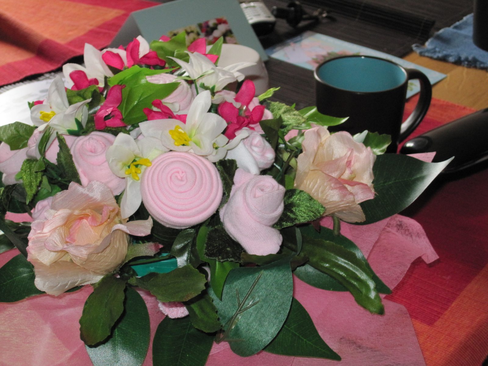 030 las flores están hechas con ropita de bebe