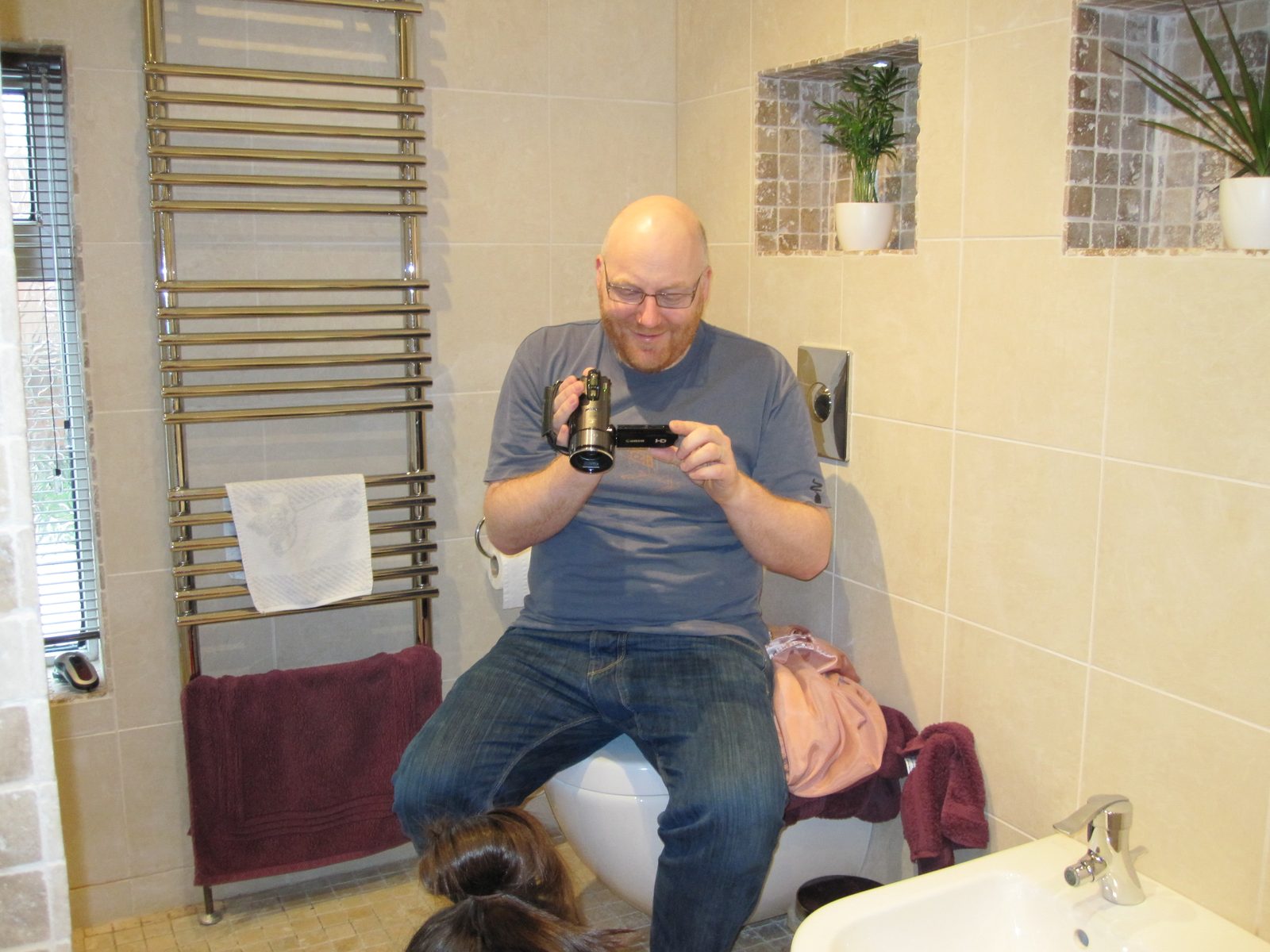 046 el padre filmando el primer baño