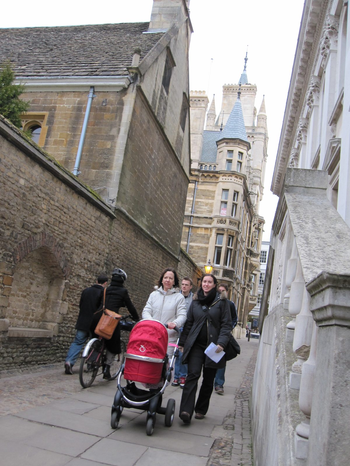 16 las tres mujeres paseando por Cambridge