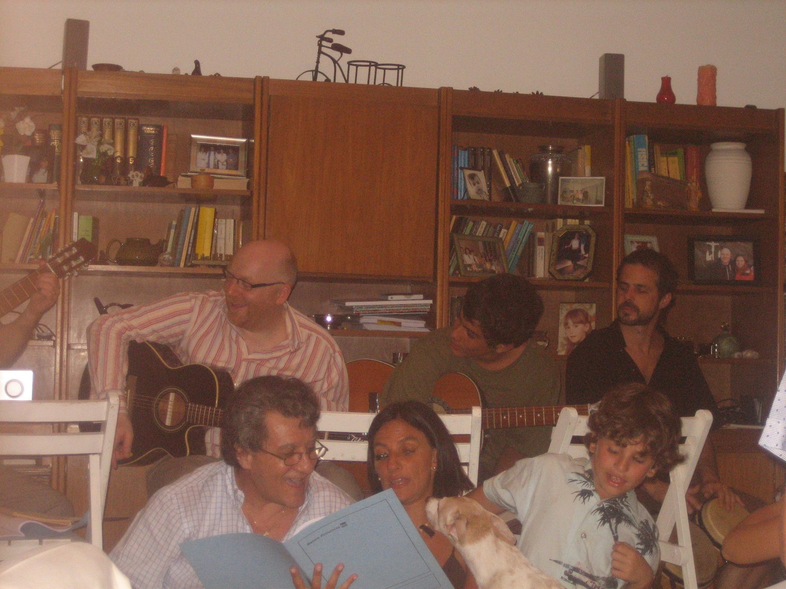 Hasta el perro participa del coro