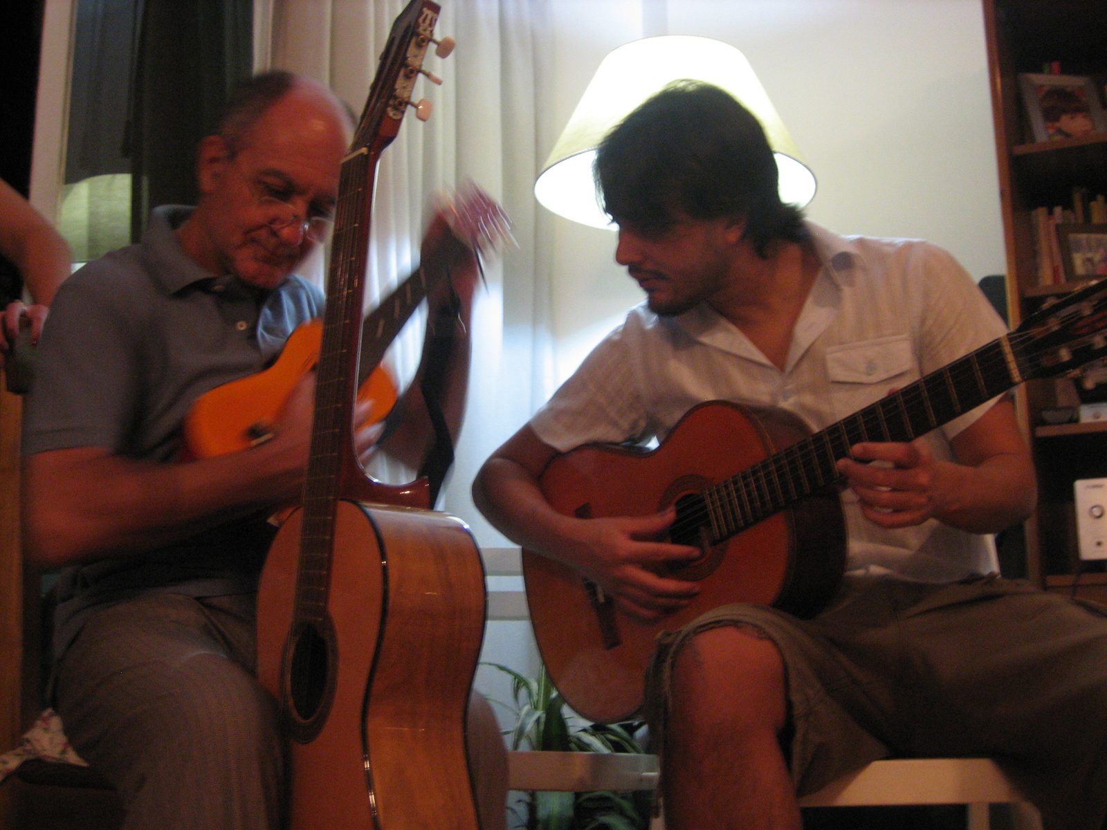Afinando las guitarras