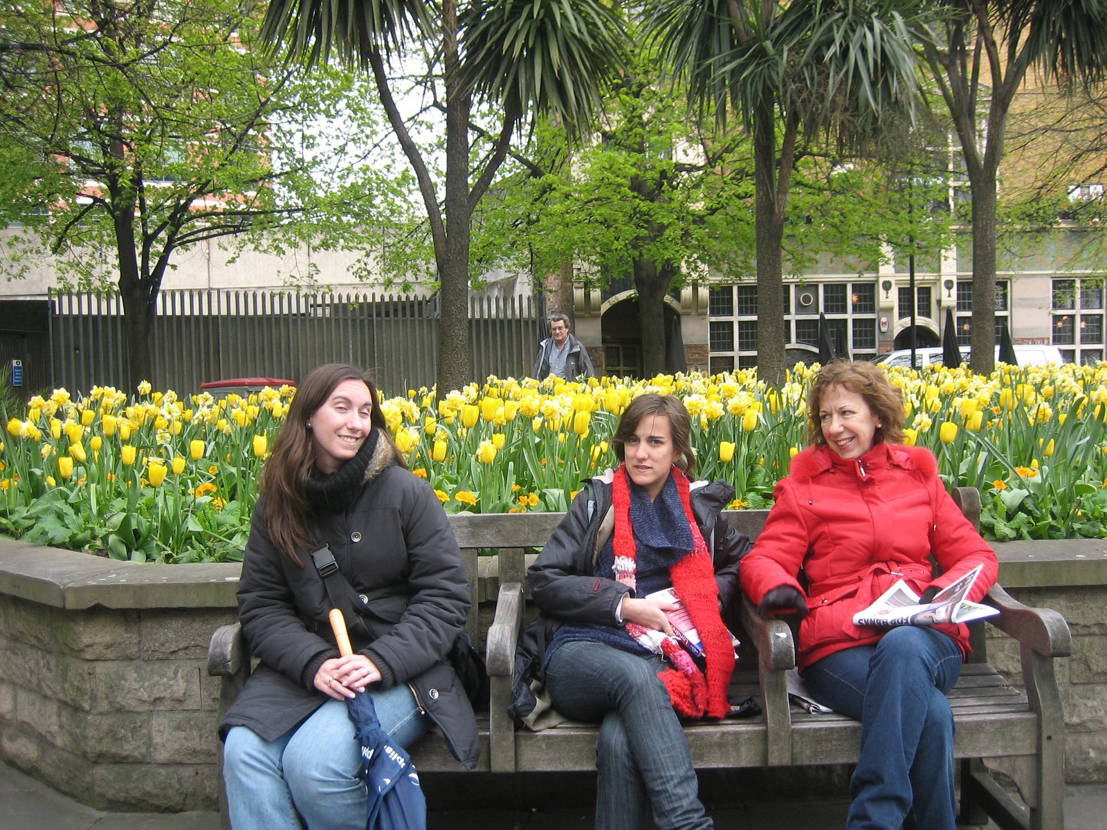 Las mujeres descansan y yo me asomo por detrás de las flores