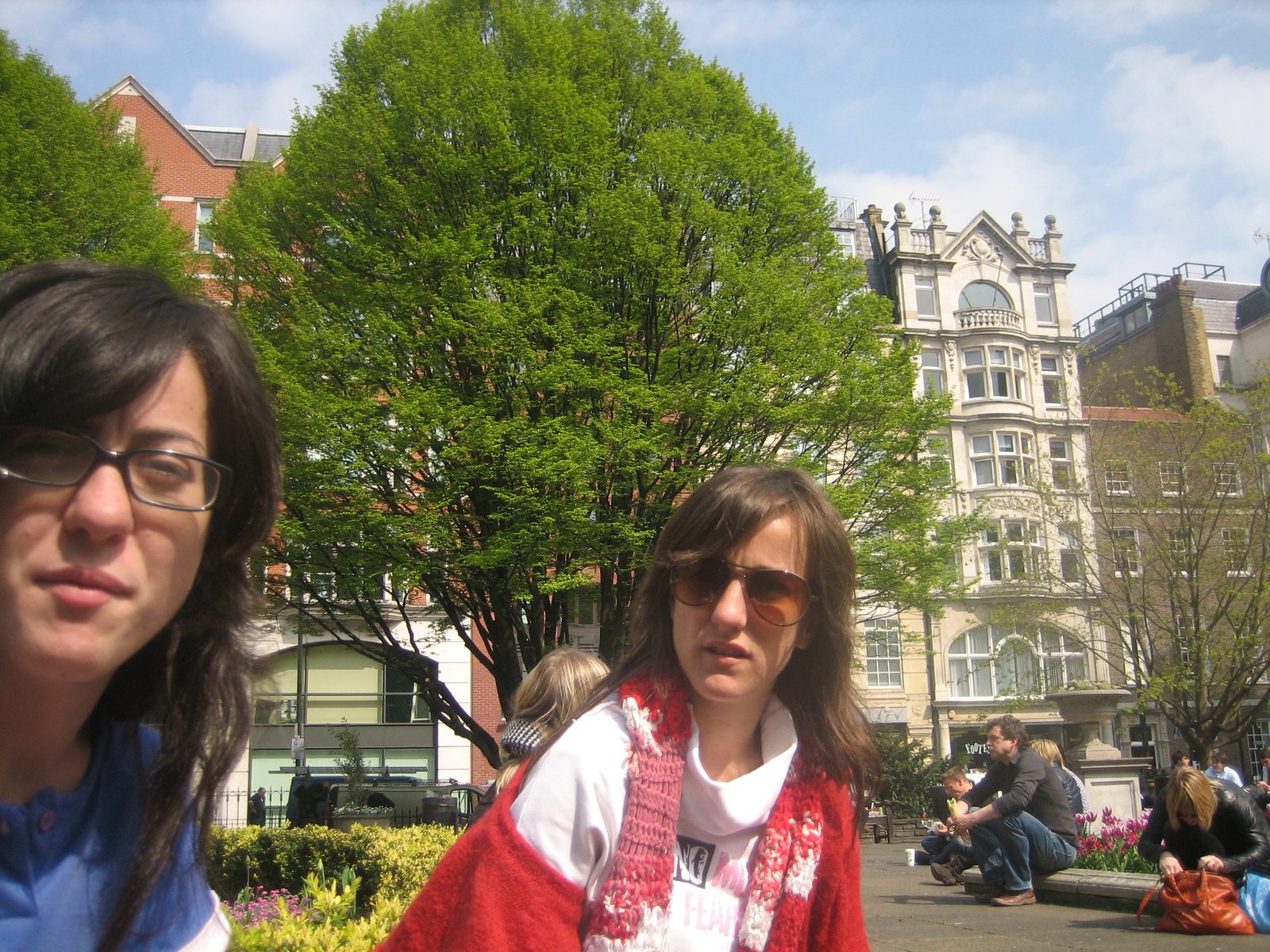 Rocío y Mariana en la plaza