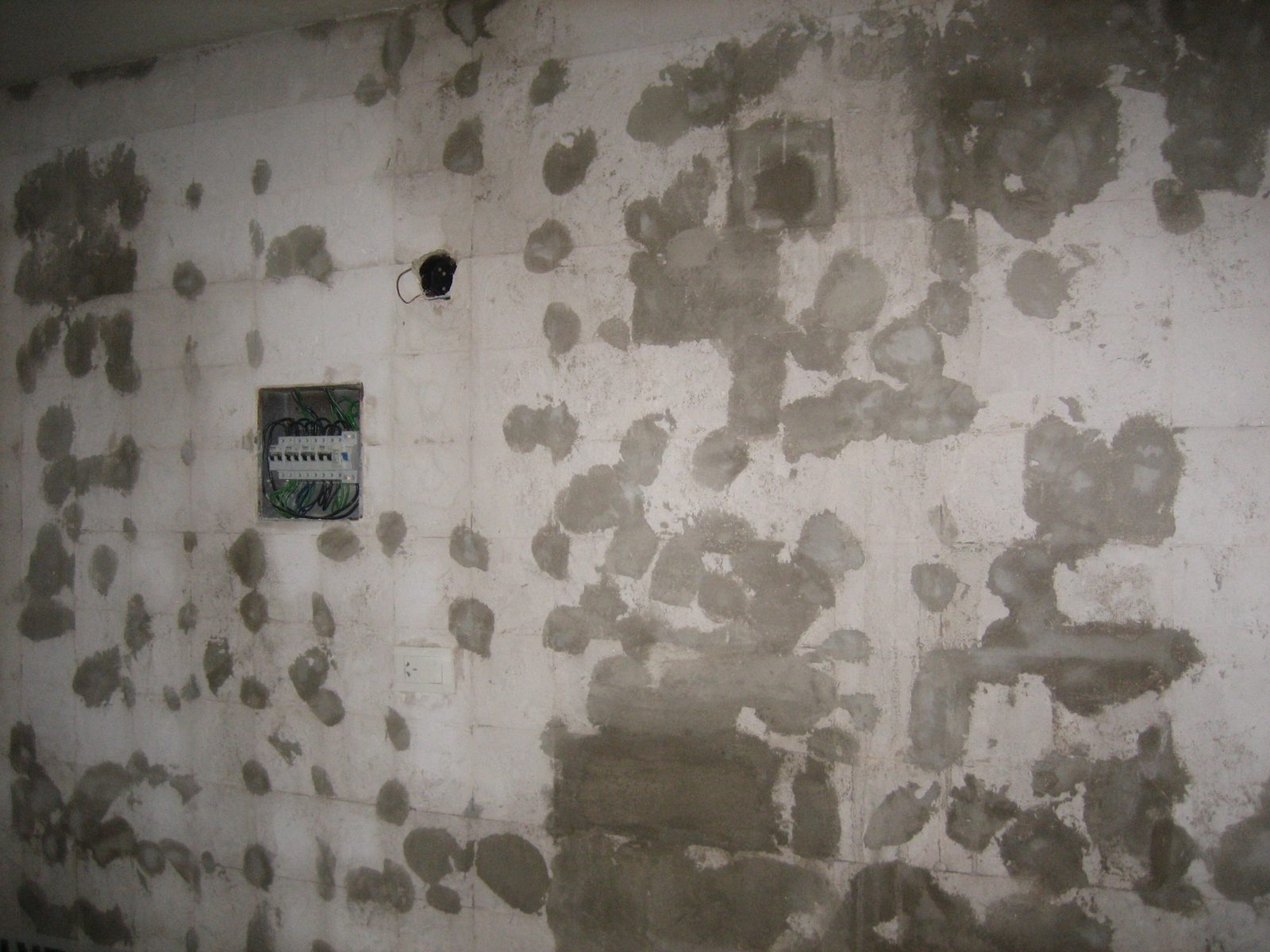 La otra pared también