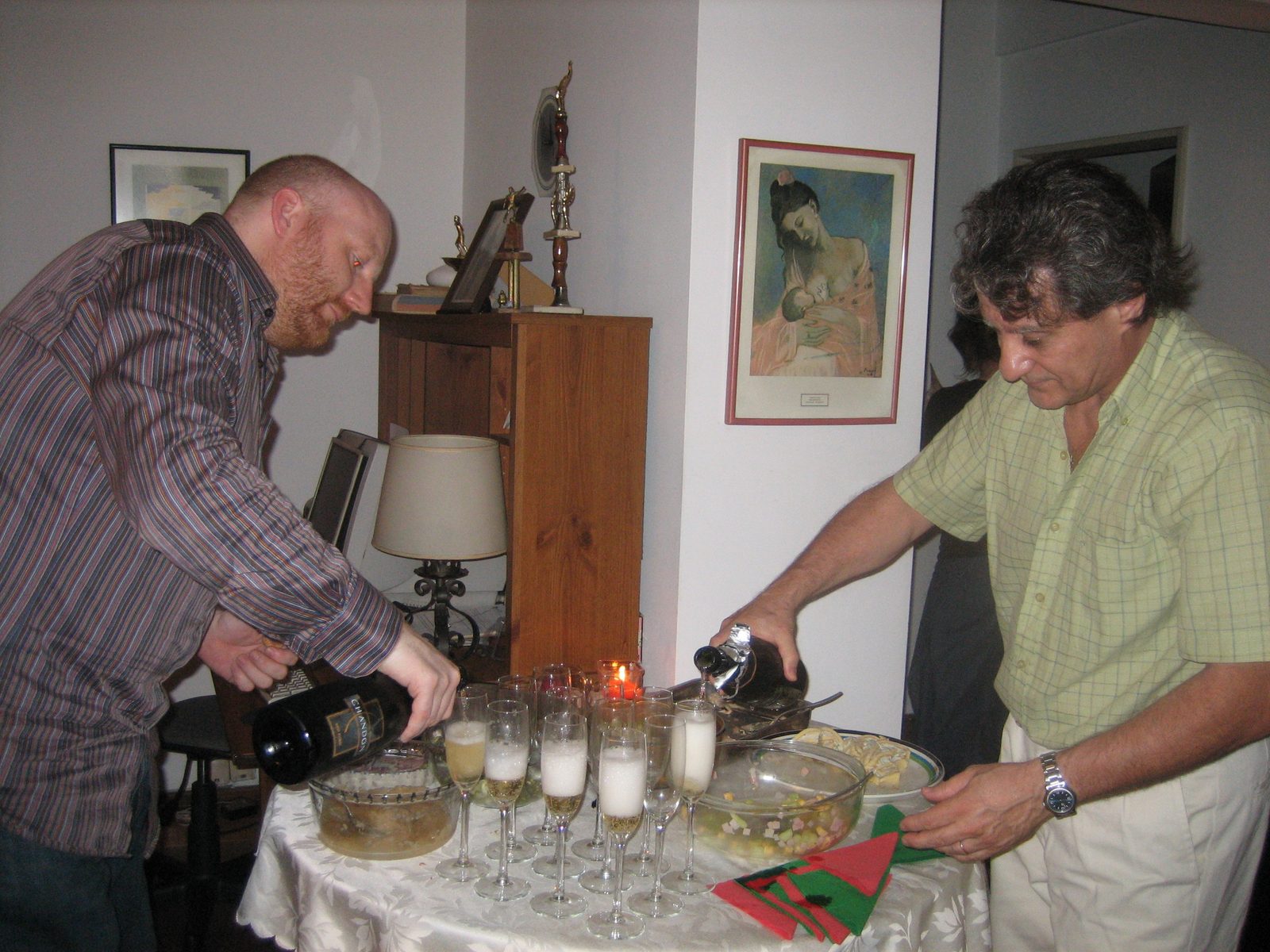 Sirviendo las copas para el brindis