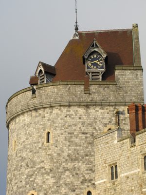 Una torre del castillo con reloj