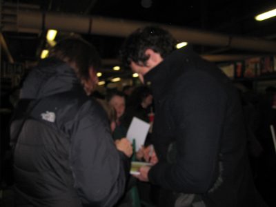 05 firmando autógrafos