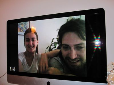 005 mientras otros lo miran por TV