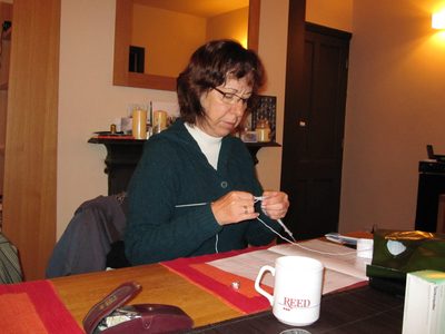 006 la abuela teje una manta para Catalina
