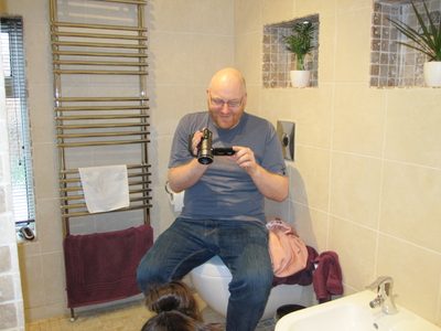 046 el padre filmando el primer baño