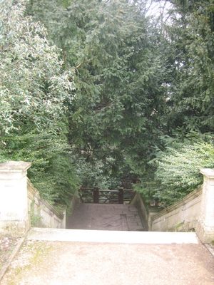 34 escalera que baja hacia el río