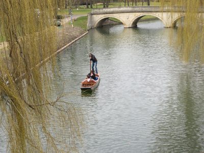 03 la gente pasea en bote por el río Cam