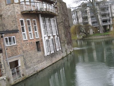 12 hay muchos edificios sobre el río
