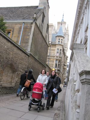 16 las tres mujeres paseando por Cambridge