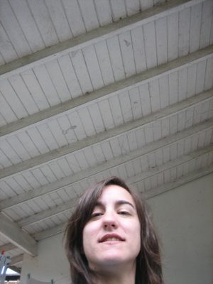 mariana se esfuerza por aparecer