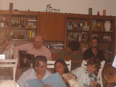Hasta el perro participa del coro