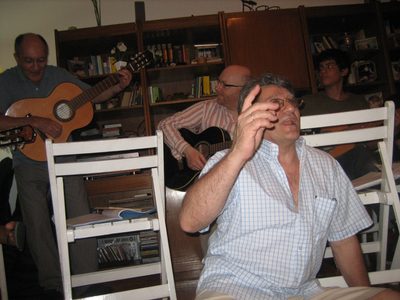 Tratando de animar al público