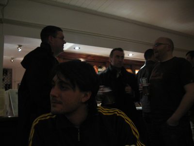 Los hombres bebiendo