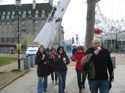 Tomando un helado en el paseo del Thames