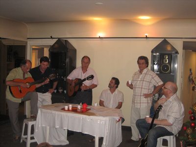 El grupo entero y Pato como invitado especial