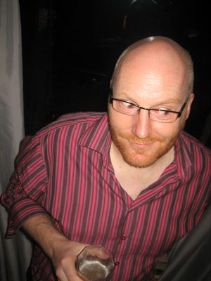 Iain con anteojos