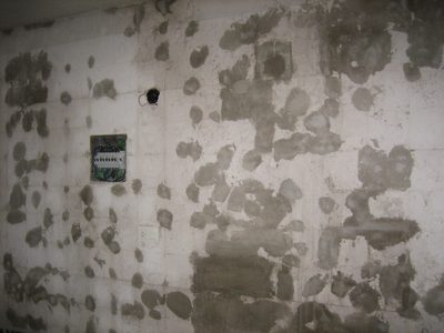 La otra pared también