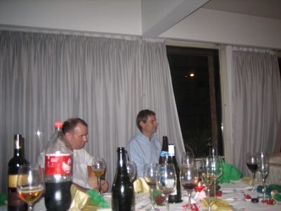 Mike y Alan siguen con sus copas y su charla